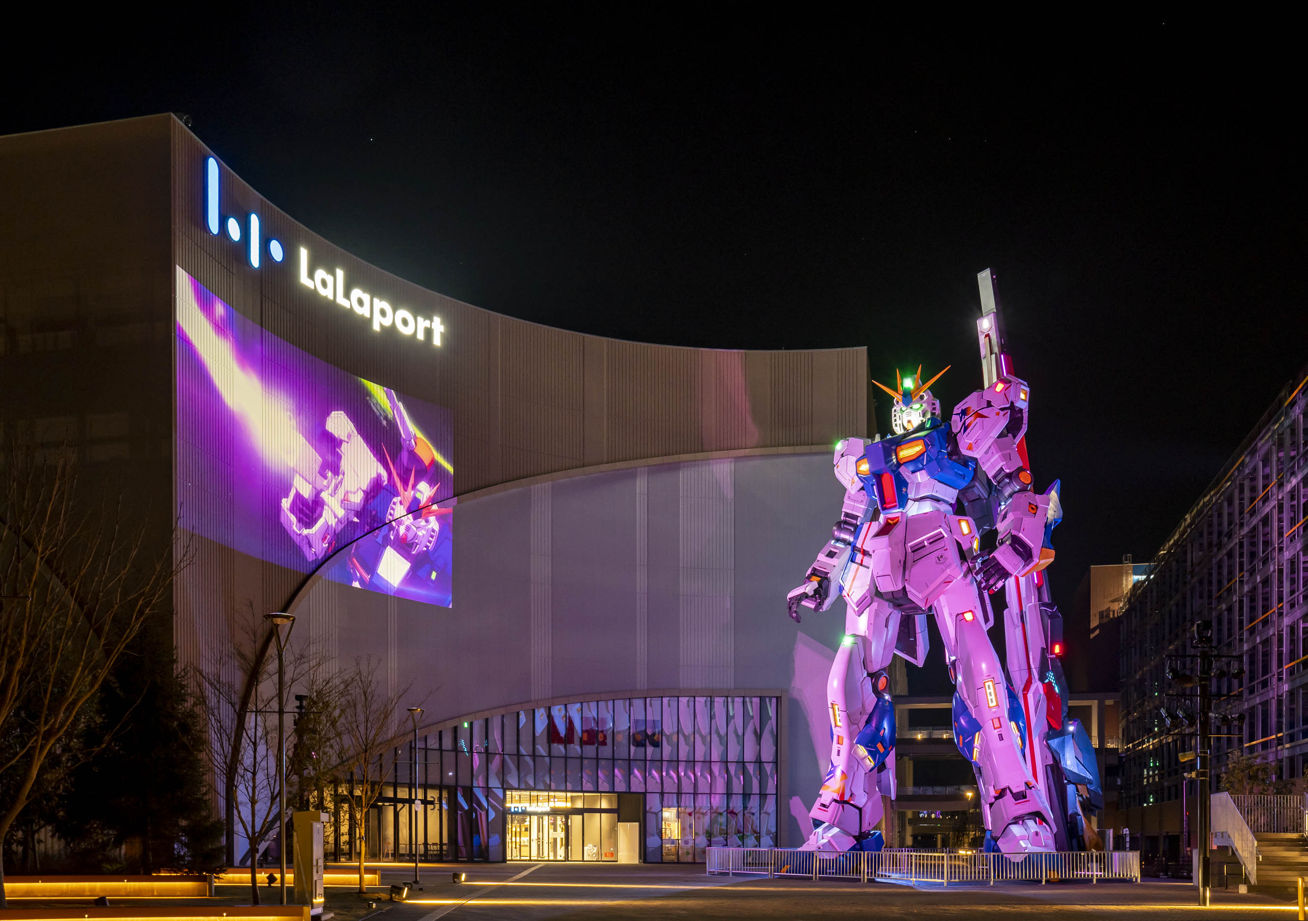 4月25日より「ららぽーと福岡」でガンダム立像で歴代一の高さを誇る 