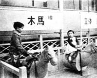百貨店屋上に設置した2台の木馬