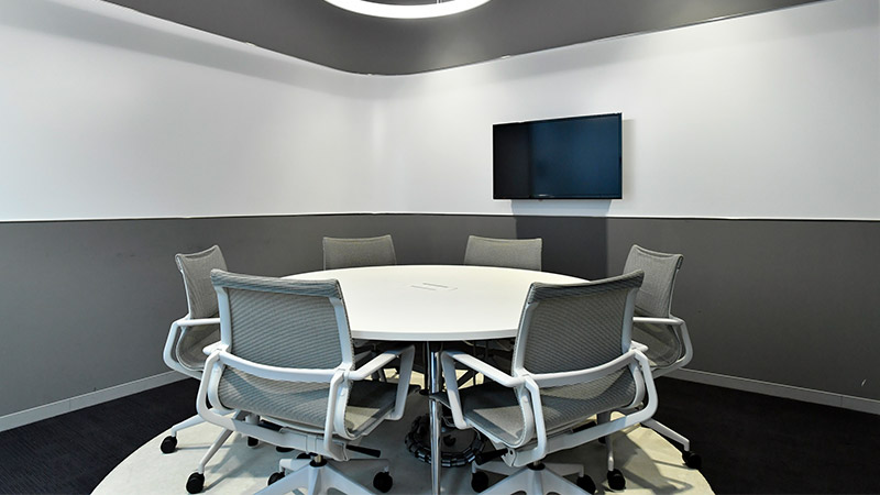 円卓とモニターを備えた会議室