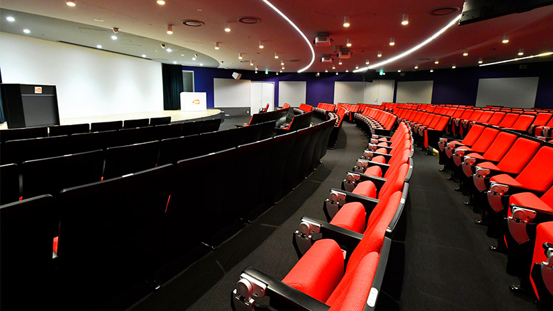 赤いシアター席が並ぶプレゼンルーム