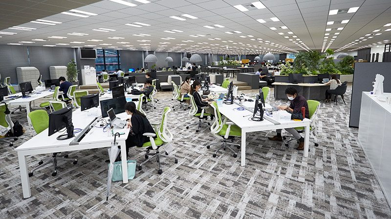 デスクが並ぶ広々としたワークスペース