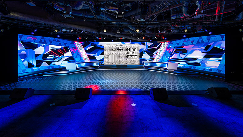 大型スクリーンを備えたスタジオ