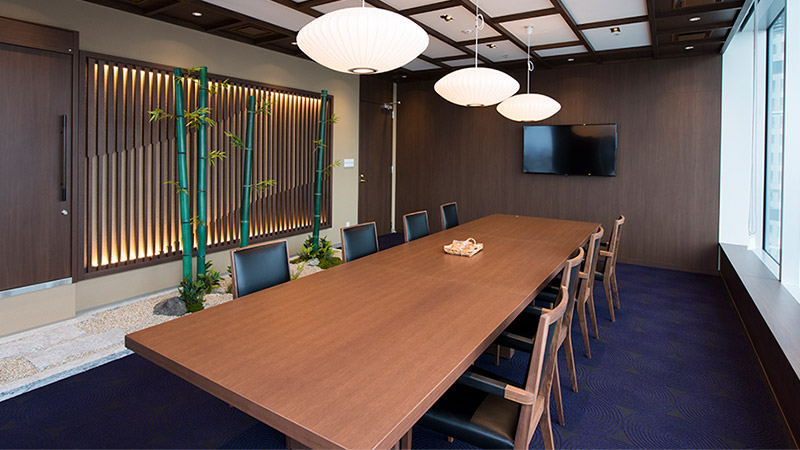 竹の装飾と和の照明が印象的な食堂