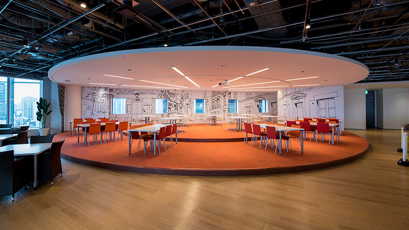 円形ステージのある食堂